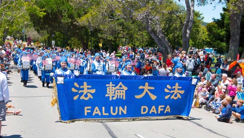 Tian Guo Marching Band berpartisipasi dalam parade Hari Kemerdekaan di Larkspur, California.