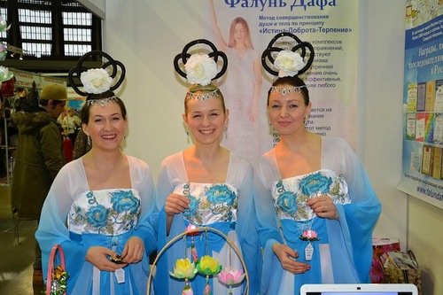 Praktisi Falun Gong Rusia dalam kostum “bidadari” Tiongkok