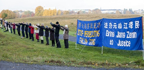 Meditasi Falun Gong dan demonstrasi penuh damai di depan Kedutaan Besar Tiongkok untuk menuntut Jiang Zemin