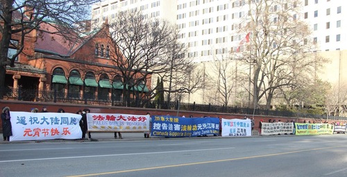 Spanduk praktisi di Toronto menunjukkan dukungan tuntutan hukum terhadap Jiang Zemin.