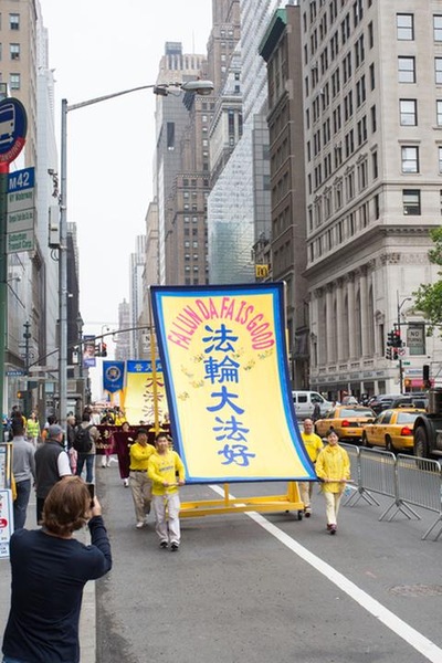 Wawasan Sebagian dari 10000 Orang yang Berparade di New York untuk Merayakan Hari Falun Dafa
