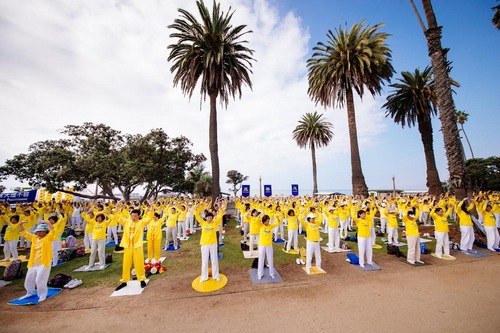 Los Angeles: Praktisi Falun Gong latihan bersama di Santa Monica Pier, California selatan