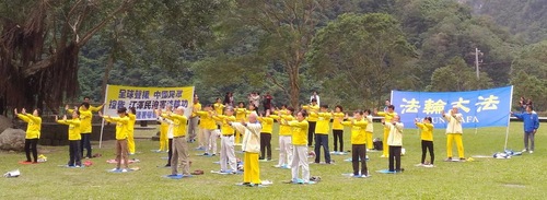 Praktisi Falun Gong melakukan latihan di Taroko National Park pada 20 Desember 2015