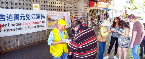 Para pendukung menandatangani petisi Falun Gong untuk menuntut Jiang Zemin