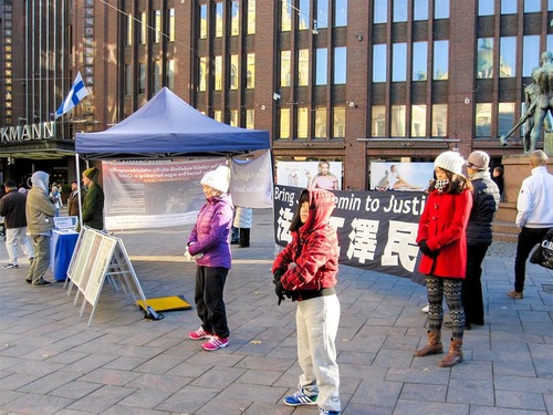 Praktisi Falun Gong meningkatkan perhatian di pusat kota Helsinki, Finlandia