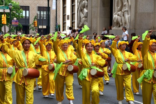 Tim genderang pinggang Falun Gong dalam Parade Hari Kemerdekaan di Philadelphia.