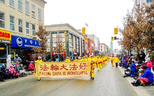 Tim Genderang Pinggang Toronto tampil di Parade Santa Claus di Kitchener pada 21 November 2015.