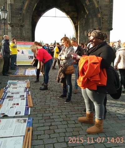 Para turis membaca informasi tentang penganiayaan / penyiksaan