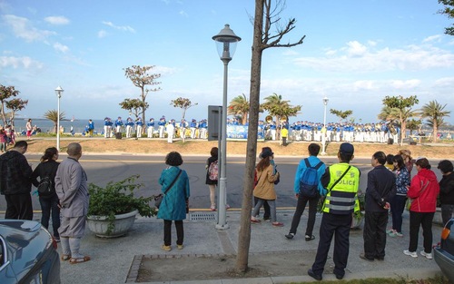 Pertunjukan Tian Guo Marching Band mendapat perhatian wisatawan Tiongkok. Praktisi berharap wisatawan Tiongkok dapat memahami kepopuleran Falun Dafa di luar negeri dan memahami fakta penganiayaan 