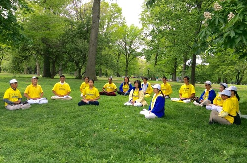 Praktisi melakukan latihan Falun Dafa di Central Park, Manhattan.