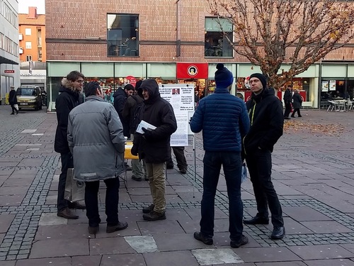 Banyak orang berhenti untuk membaca informasi dan mendukung upaya praktisi di Linköping, Swedia pada 21 November 2015