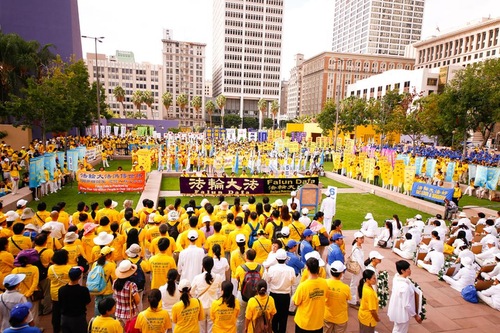 Los Angeles: Rapat Umum 4000 Orang Menyerukan Menghentikan Penganiayaan / Penyiksaan Falun Gong di Tiongkok