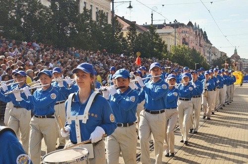  Tian Guo Marching Band tampil di National Day Parade Hongaria pada tahun 2014