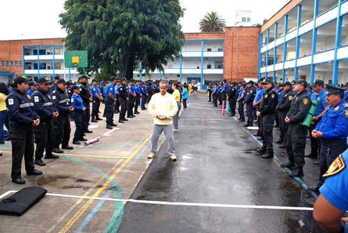 Petugas polisi mempelajari latihan Falun Dafa dari praktisi