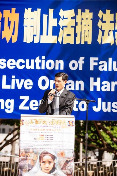 Los Angeles: Rapat Umum 4000 Orang Menyerukan Menghentikan Penganiayaan / Penyiksaan Falun Gong di Tiongkok