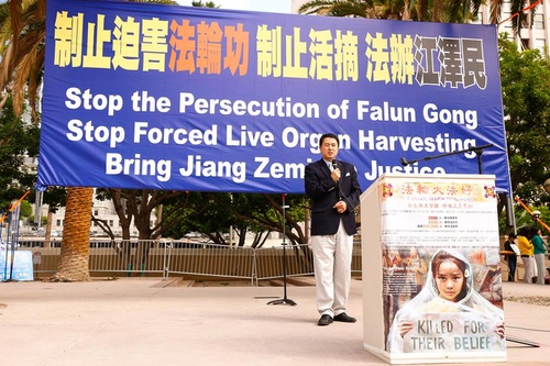 Los Angeles: Rapat Umum 4000 Orang Menyerukan Menghentikan Penganiayaan / Penyiksaan Falun Gong di Tiongkok