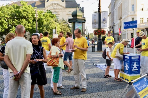 Slovakia: Nyala Lilin Untuk memperingati Korban Penganiayaan Falun Gong Diadakan di Bratislava