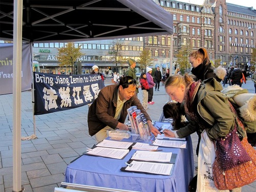 Masyarakat menandatangani petisi menentang Jiang Zemin setelah mendengar tentang penganiayaan / penyiksaan