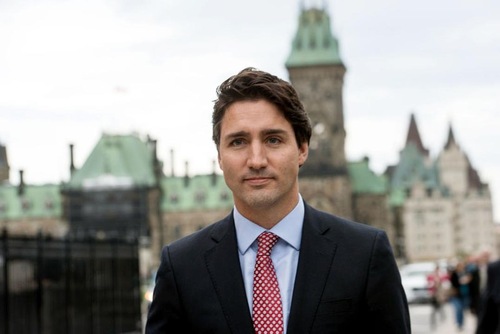 Justin Trudeau, Perdana Menteri Kanada di kantornya pada tanggal 4 November 2015