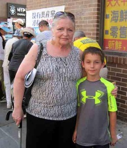 Luann Ruyak, seorang guru sekolah setempat, bersama dengan cucunya, menghampiri praktisi Falun Gong di Pecinan. Luann terkejut dengan penganiayaan ini. 