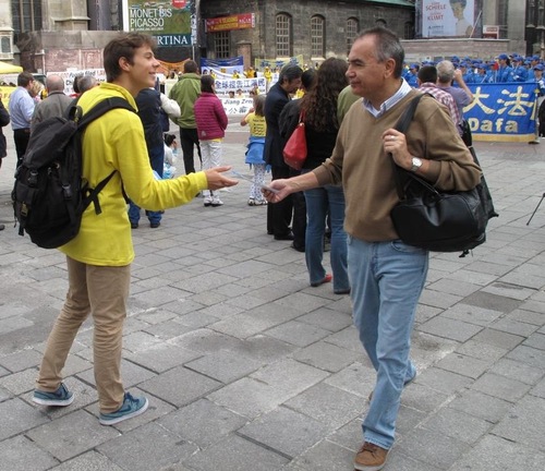 Raymond mendistribusikan informasi tentang Falun Gong di Vienna - Austria pad 19 September 2015.