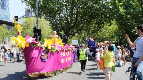 Praktisi Falun Gong berpartisipasi di Pawai “Australia Day” di pusat kota Melbourne. Penonton terkesan dan memberi tepuk tangan hangat