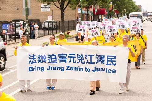 Pawai Falun Gong di daerah Pecinan Chicago pada 30 Juli 2016