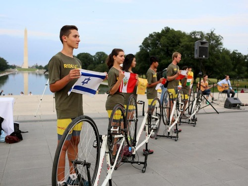 Yonaton dan pesepeda Ride2Freedom lainnya di Lincoln Memorial pada 17 Juli 2015
