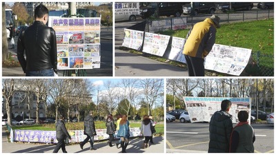 Wisatawan Tiongkok membaca materi di spanduk dan poster Falun Gong - mundur dari Partai Komunis