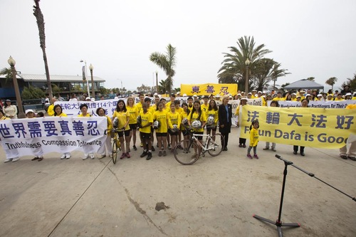 Tur Ride2Freedom berkumpul di Santa Monica Pier pada 31 Mei 2015 sebelum memulai tur sepeda