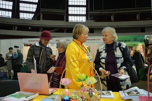 Praktisi Falun Gong memperkenalkan Falun Gong kepada pengunjung.