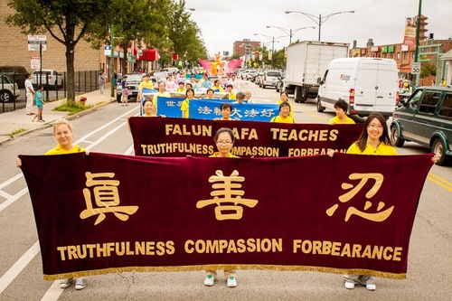 Pawai Falun Gong di daerah Pecinan Chicago pada 30 Juli 2016