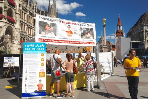 Stan Falun Gong di Marienplatz Munich, Jerman, 13 Agustus 2016