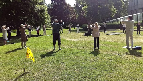 Melakukan latihan bersama di Humlegården Park, Stockholm