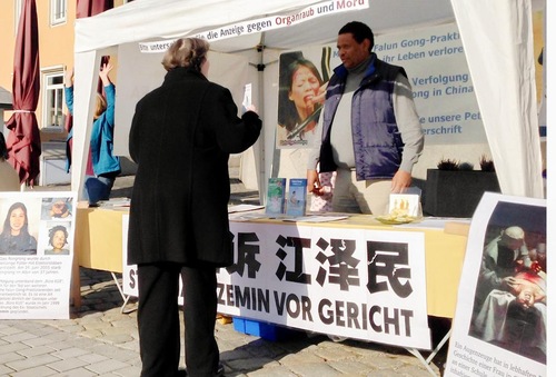 Pengumpulan tanda tangan di Markt Platz di Schwandorf