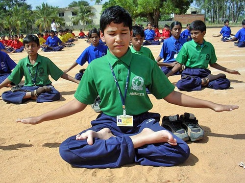 Murid-murid India melakukan latihan Falun Gong dalam kelompok.