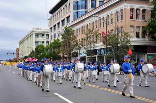 Tian Guo Marching Band memimpin kelompok Falun Gong dalam pawai.
