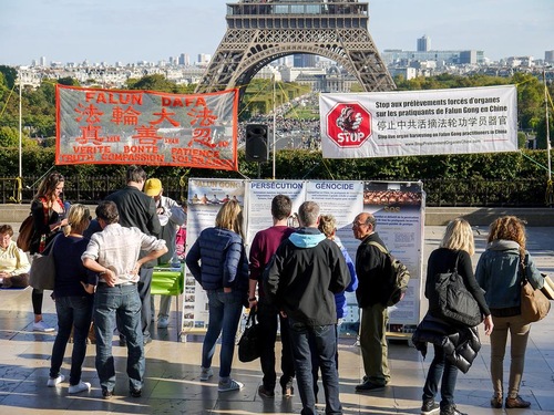 Turis Tiongkok di Paris: “Tiongkok Memiliki Harapan Karena Falun Gong”