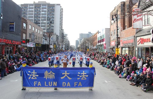 Praktisi Falun Gong & Tian Guo Marching Band ikut ambil bagian dalam acara tahunan Parade Santa Claus Montreal ke-65 pada 21 November