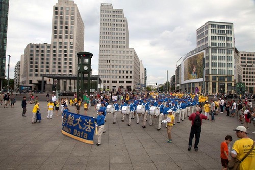 Marching band memasuki Potsdamer Platz