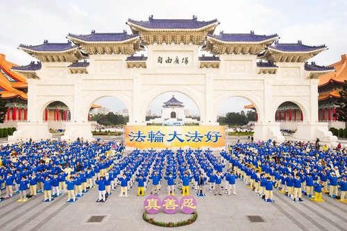 Tian Guo Marching Band, yang terdiri dari para praktisi setempat, serta anak-anak kecil memainkan beberapa lagu yang diciptakan oleh praktisi