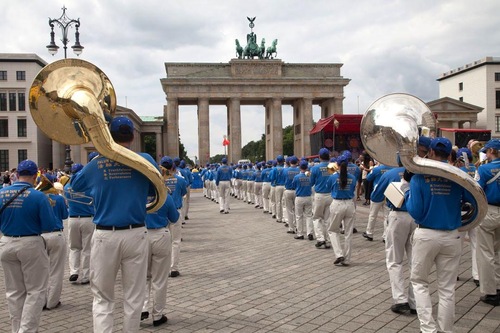 Tian Guo Marching Band melalui bangunan terkenal di Berlin, Brandenburg Gate