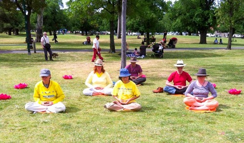 Australia: Praktisi Falun Gong memperagakan latihan Falun Gong di Global Village Multicultural Festival di Melbourne