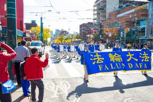 Pawai Menentang Penganiayaan / Penyiksaan Diselenggarakan di Pusat Kota Toronto, Kanada