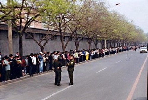 Image for article Komünist Partinin Falun Gong'u Karalamaya ve Bastırmaya Başlaması