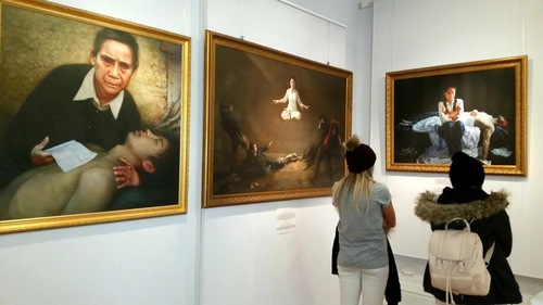 Para pengunjung melihat lukisan