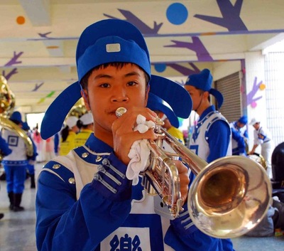Liao Yanhui (Anggota Tian Guo Marching Band), siswa kelas tujuh, berlatih Falun Dafa bersama dengan orangtuanya sejak dia masih sangat kecil. “Melakukan latihan membuat seluruh tubuh saya menjadi nyaman,” katanya