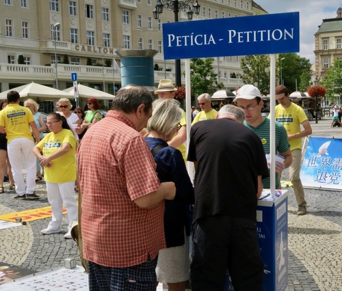 Slovakia: Nyala Lilin Untuk memperingati Korban Penganiayaan Falun Gong Diadakan di Bratislava