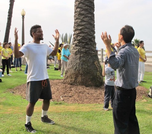 Los Angeles: Pelukis Robert J. Jenkins (kiri) belajar latihan Falun Gong