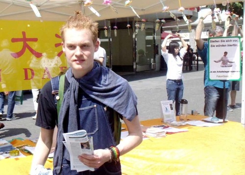 Nathan Dombrowski (18 tahun)mengungkapkan keprihatinannya atas penganiayaan Falun Gong di Festival Afrika di Würzburg